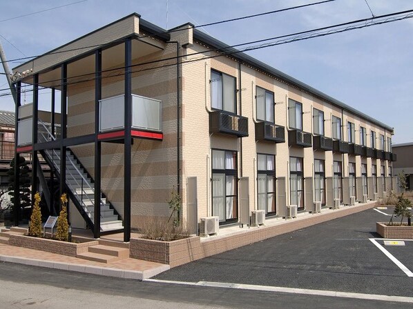 レオパレスイーストハウスの物件外観写真